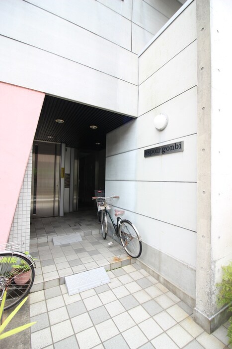 物件外観写真2　(エントランス部分)