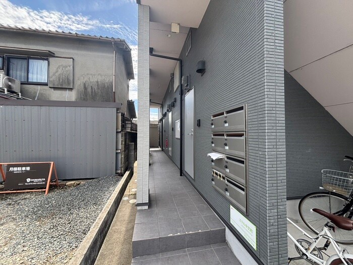 物件外観写真2　(エントランス部分)