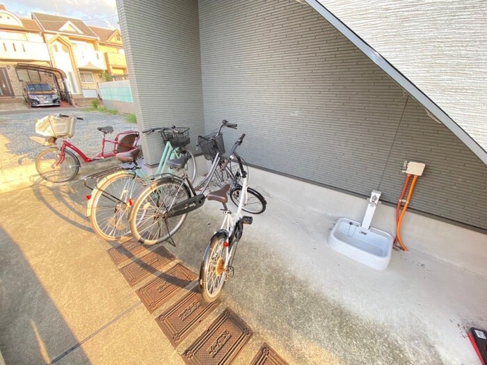 物件外観写真4　(駐輪場)