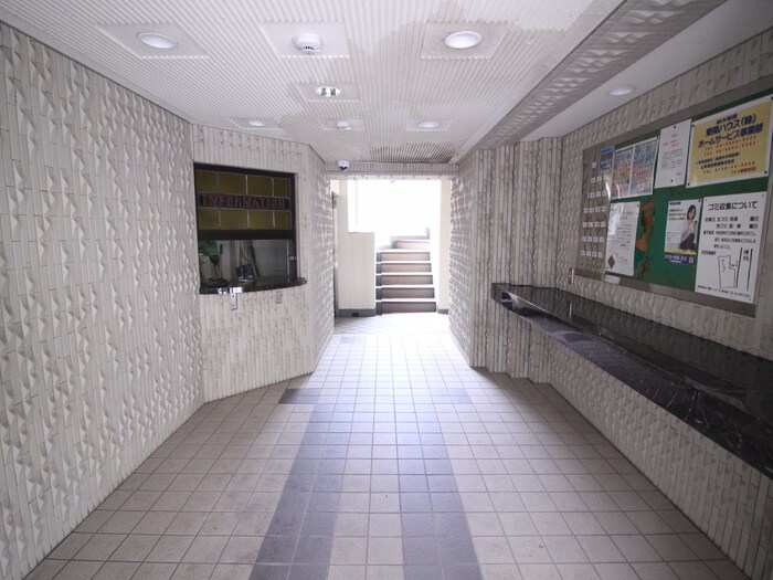 物件外観写真3　(エントランス部分)