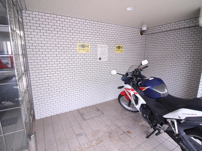 物件外観写真6　(バイク置き場)