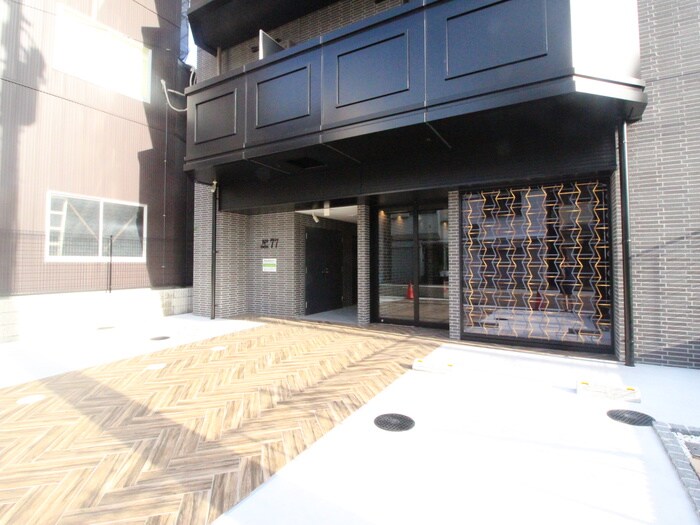 物件外観写真2　(エントランス部分)