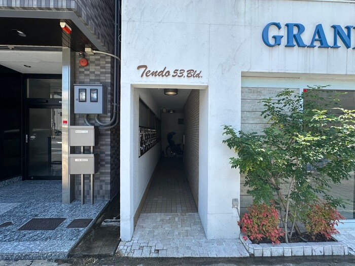 物件外観写真3　(エントランス部分)