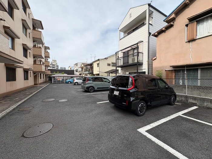 物件外観写真4　(駐車場)