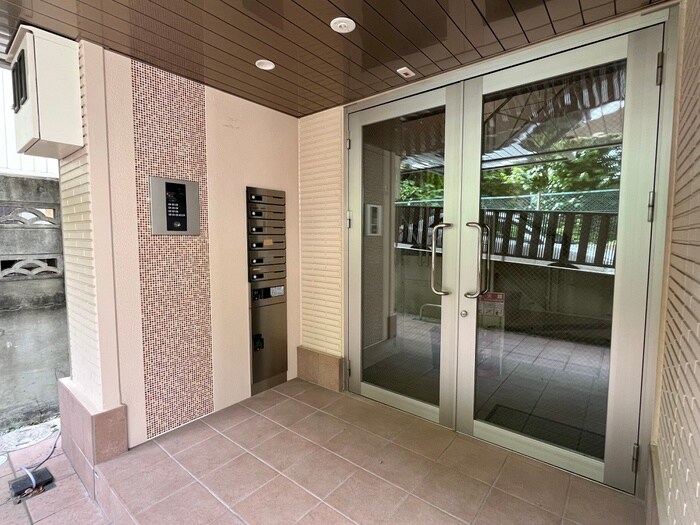 物件外観写真3　(エントランス部分)