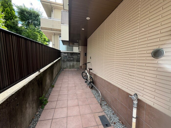 物件外観写真4　(エントランス部分)