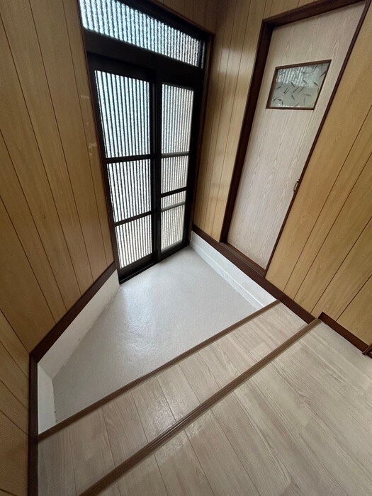物件内観写真3　(玄関)