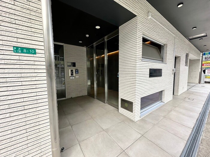 物件外観写真2　(エントランス部分)