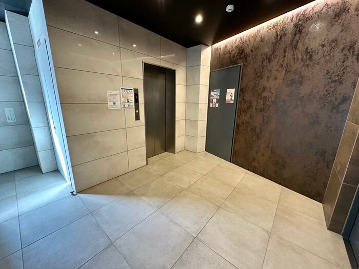 物件外観写真6　(エントランス部分)