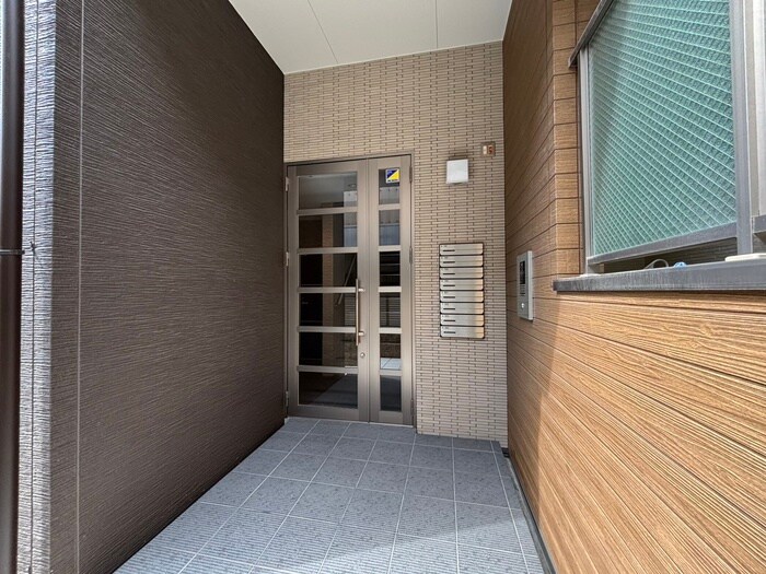 物件外観写真2　(エントランス部分)