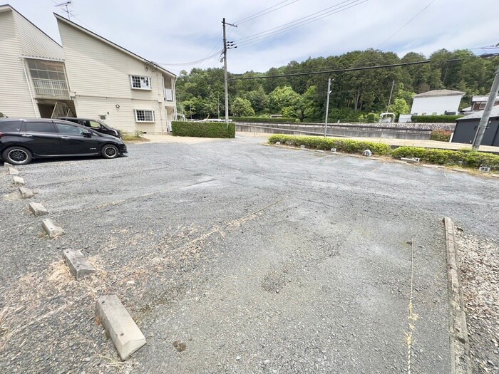 物件外観写真4　(駐車場)