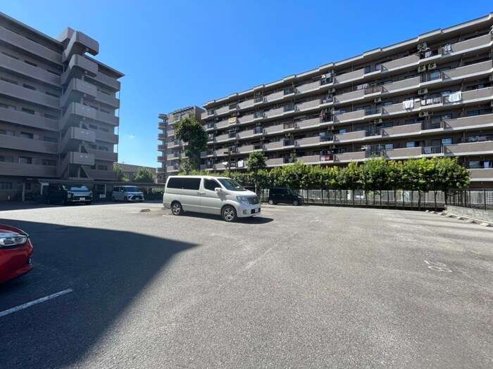 物件外観写真4　(駐車場)
