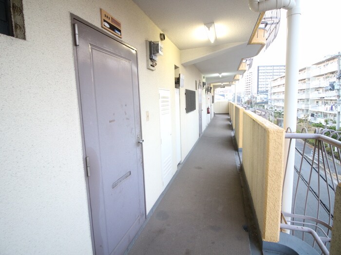 物件外観写真6　(エントランス部分)