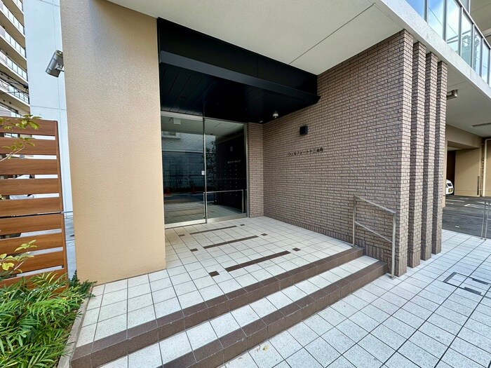 物件外観写真2　(エントランス部分)