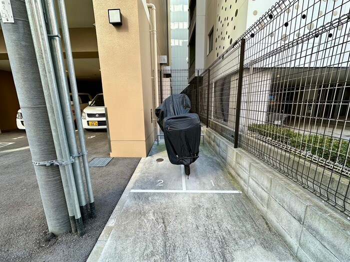 物件外観写真6　(バイク置き場)