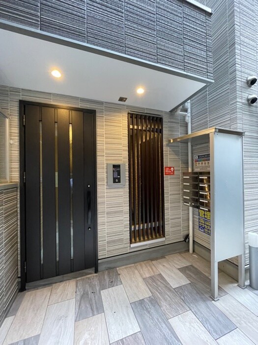 物件外観写真3　(エントランス部分)