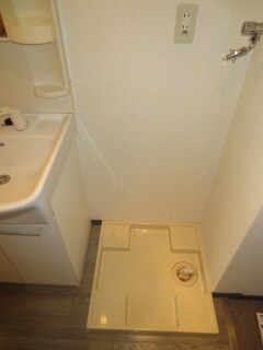 物件内観写真12　(洗濯機置場)