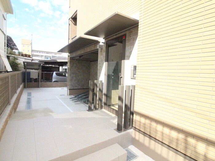 物件外観写真4　(エントランス部分)