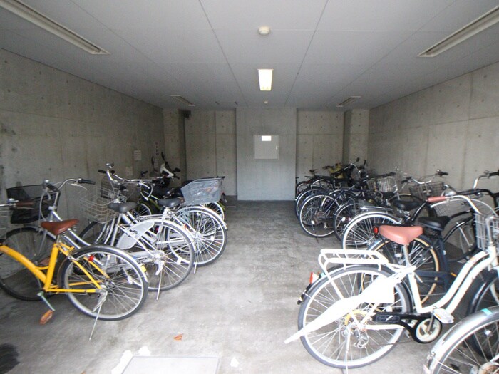 物件外観写真4　(駐輪場)