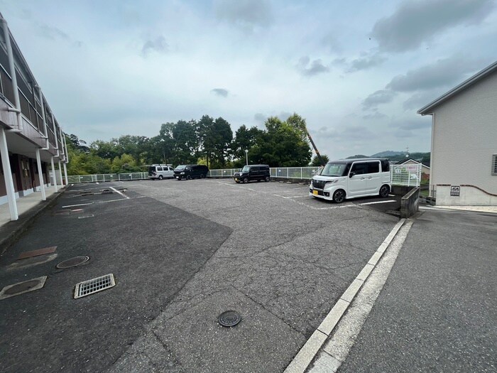 物件外観写真2　(駐車場)