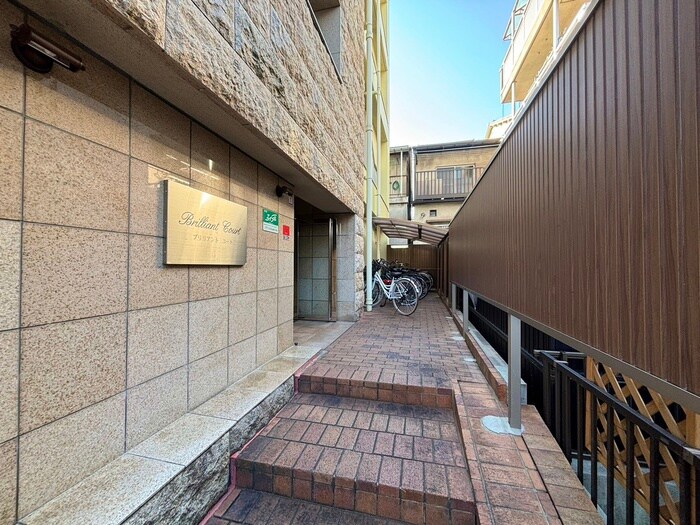 物件外観写真2　(エントランス部分)