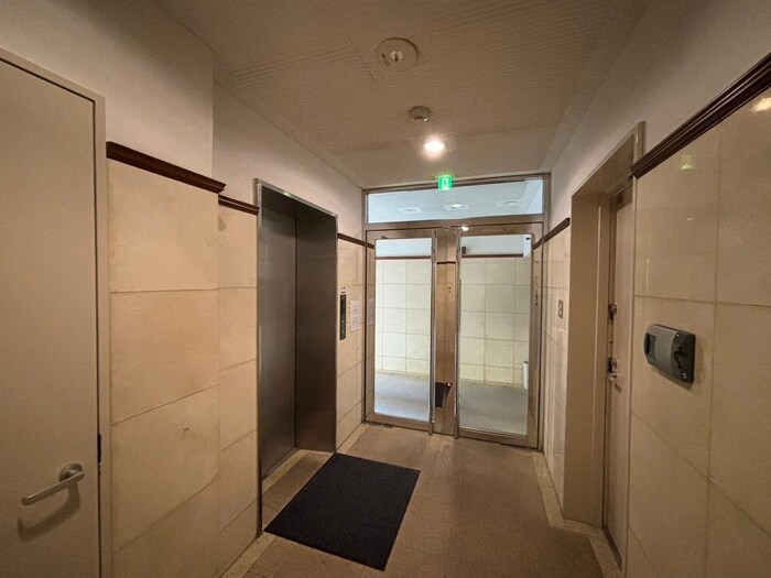 物件外観写真3　(エントランス部分)