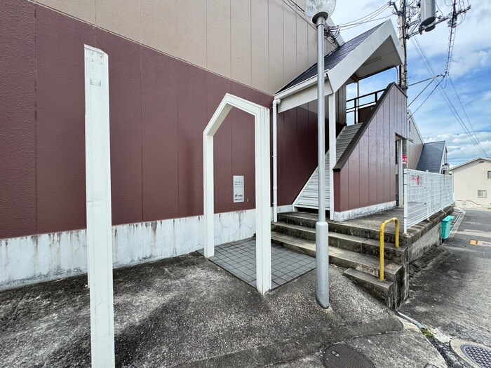 物件外観写真2　(エントランス部分)