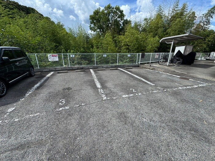 物件外観写真3　(駐車場)