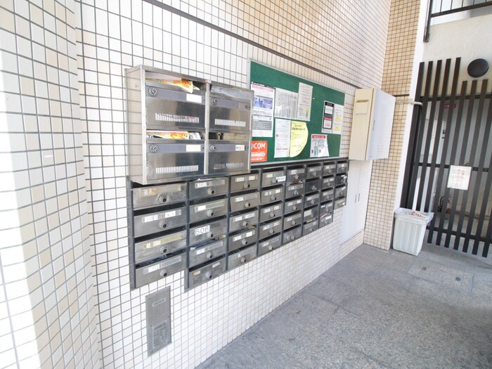 物件外観写真3　(エントランス部分)