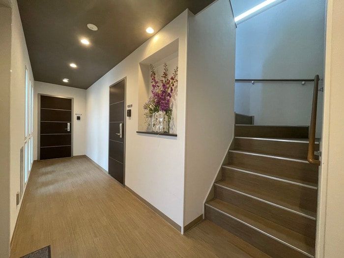 物件外観写真2　(エントランス部分)