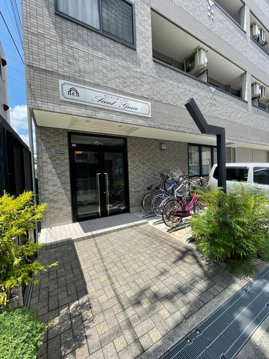 物件外観写真3　(エントランス部分)