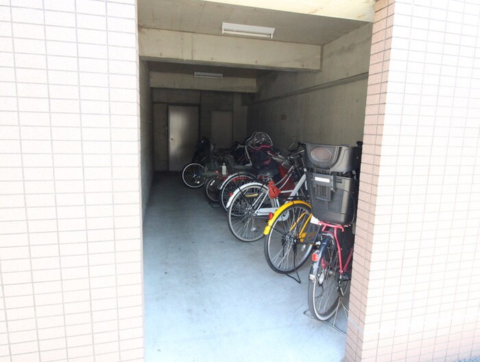 物件外観写真4　(駐輪場)