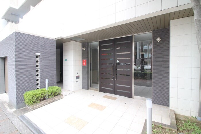 物件外観写真2　(エントランス部分)
