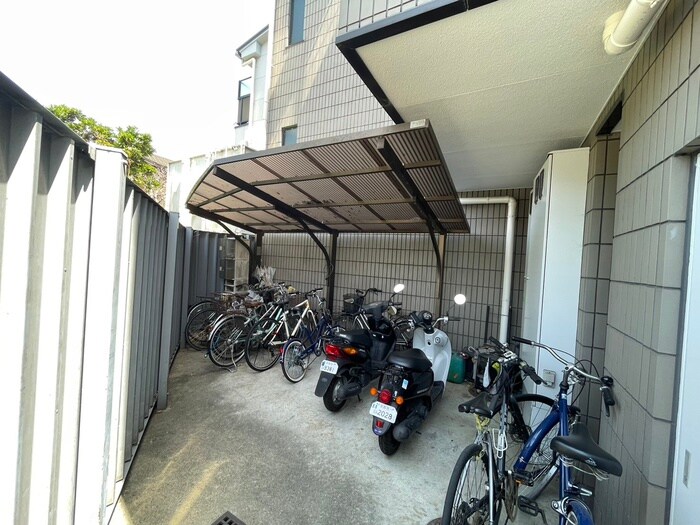 物件外観写真4　(駐輪場)