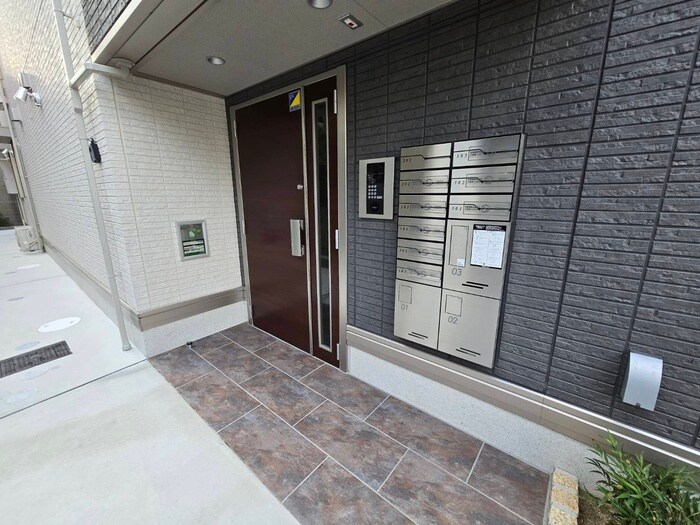 物件外観写真3　(エントランス部分)