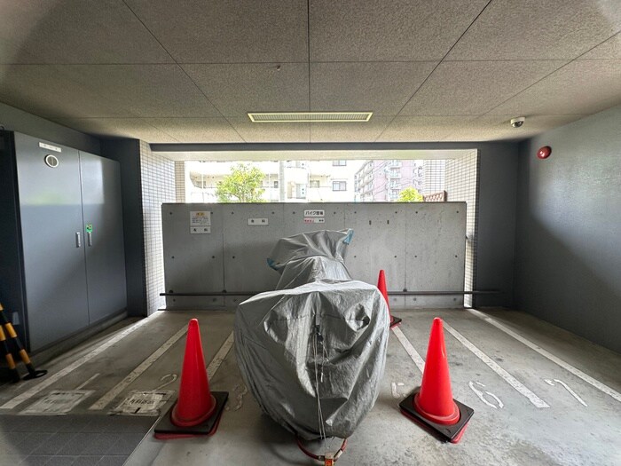 物件外観写真6　(バイク置き場)