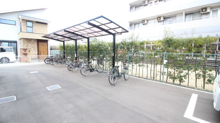 物件外観写真4　(駐輪場)
