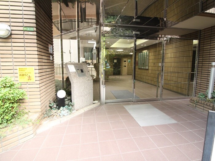 物件外観写真2　(エントランス部分)