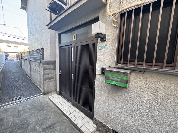 物件外観写真4　(エントランス部分)