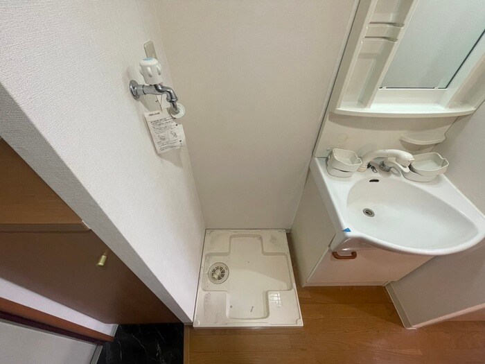 物件内観写真4　(洗濯機置場)