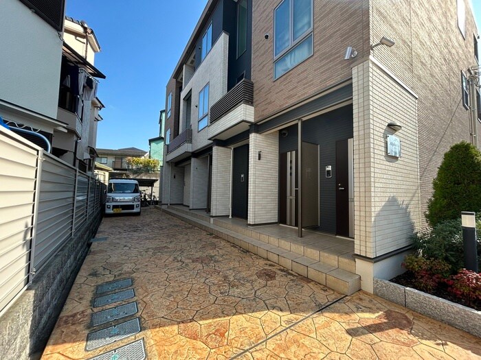 物件外観写真3　(エントランス部分)