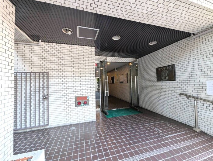 物件外観写真6　(エントランス部分)