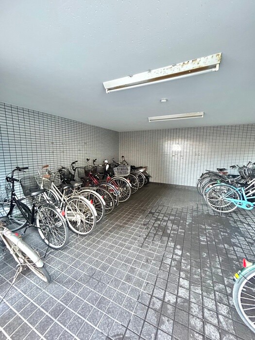 物件外観写真2　(駐輪場)