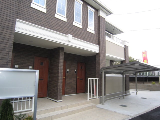 物件外観写真2　(エントランス部分)