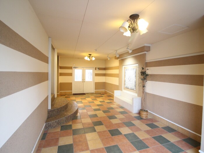 物件外観写真3　(エントランス部分)