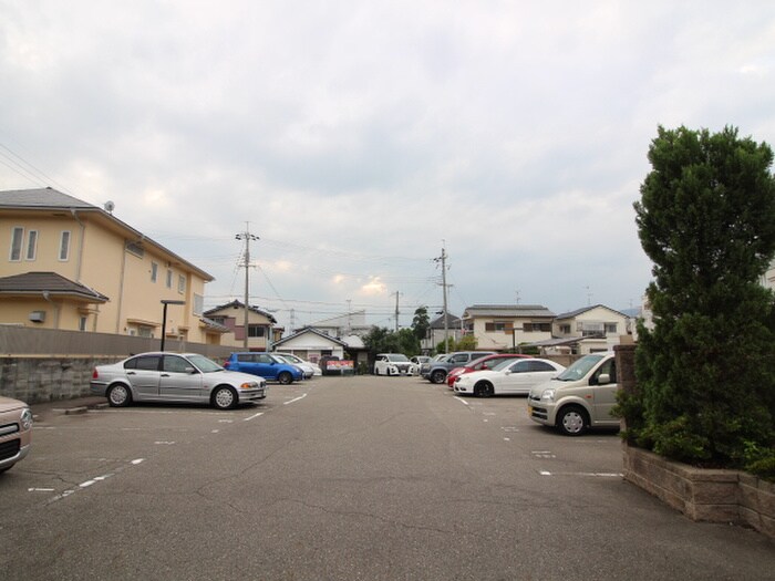 物件外観写真6　(駐車場)