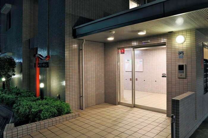 物件外観写真2　(エントランス部分)