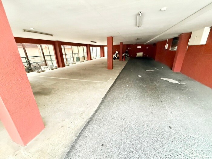 物件外観写真6　(駐車場)