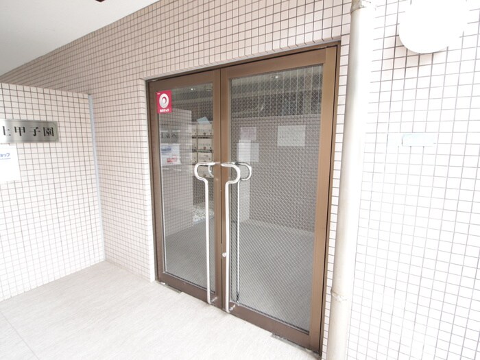 物件外観写真4　(エントランス部分)