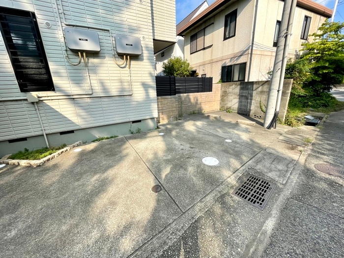 物件外観写真6　(駐車場)